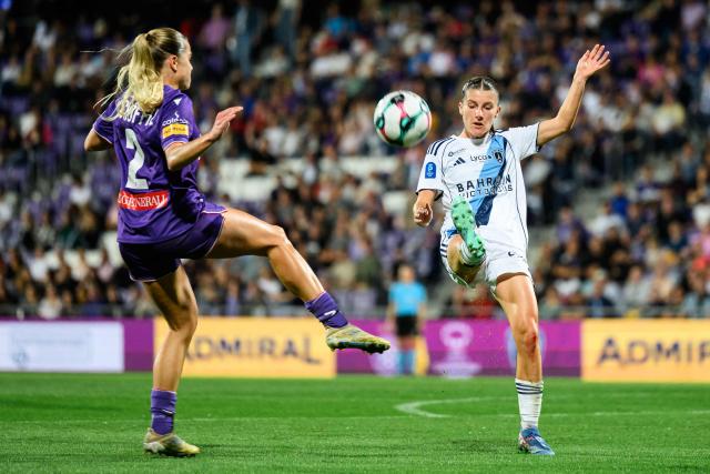 Paris FC's French midfielder #24 Anaele Le Moguedec (R) and Austria Wien FC's Austrian midfielder #02 Louise Schoeffel vie for the ball during the UEFA Women's Champions League qualification third round leg 2 football match between FK Austria Wien and Paris FC in Vienna, Austria, on September 18, 2025. (Photo by MAX SLOVENCIK / APA / AFP) / Austria OUT