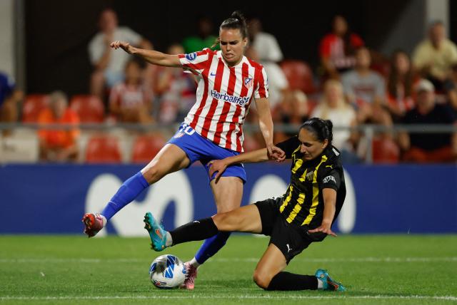 Atletico Madrid's Brazilian midfielder #10 Ana Vitoria (L) vies for the ball with Hacken's Swedish defender #19 Nesrin Akgun during the UEFA Women's Champions League qualification third round leg 2 football match between Atletico Madrid and BK Hacken at the Centro Deportivo Wanda in Alcala de Henares, near Madrid on September 18, 2025. (Photo by Oscar DEL POZO / AFP)