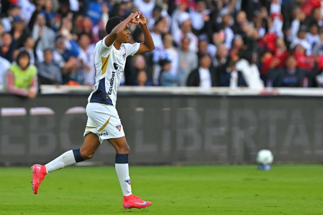 Liga de Quito's defender #29 Bryan Ramirez celebrates scoring his team's first goal during the Copa Libertadores quarterfinal first leg football match between Ecuador's Liga de Quito and Brazil's Sao Paulo at the Rodrigo Paz Delgado Stadium in Quito on September 18, 2025. (Photo by Rodrigo BUENDIA / AFP)
