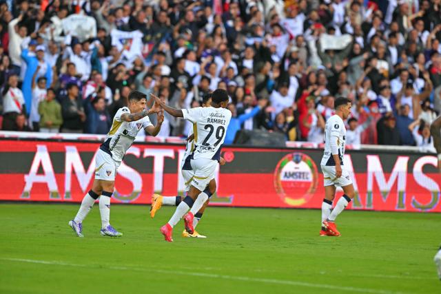 Liga de Quito's defender #29 Bryan Ramirez (C) celebrates with teammates after scoring his team's first goal during the Copa Libertadores quarterfinal first leg football match between Ecuador's Liga de Quito and Brazil's Sao Paulo at the Rodrigo Paz Delgado Stadium in Quito on September 18, 2025. (Photo by Rodrigo BUENDIA / AFP)