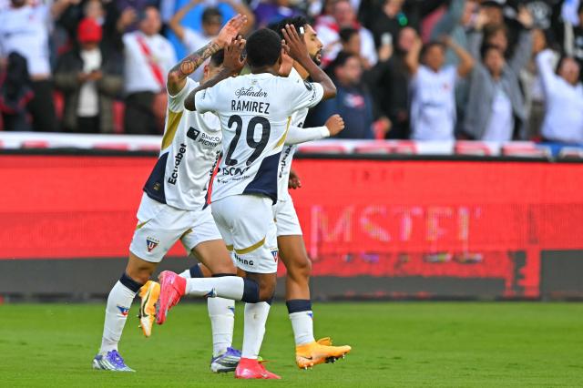 Liga de Quito's defender #29 Bryan Ramirez (C) celebrates with teammates after scoring his team's first goal during the Copa Libertadores quarterfinal first leg football match between Ecuador's Liga de Quito and Brazil's Sao Paulo at the Rodrigo Paz Delgado Stadium in Quito on September 18, 2025. (Photo by Rodrigo BUENDIA / AFP)