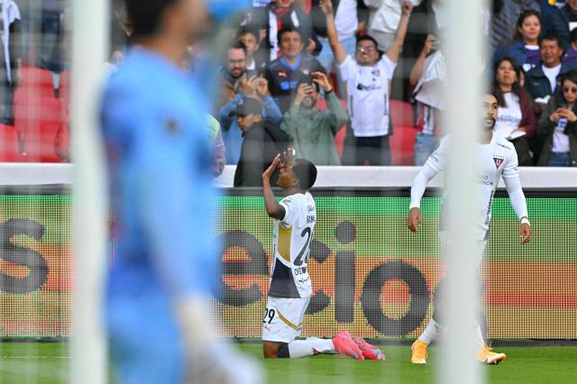 Liga de Quito's defender #29 Bryan Ramirez celebrates after scoring his team's first goal during the Copa Libertadores quarterfinal first leg football match between Ecuador's Liga de Quito and Brazil's Sao Paulo at the Rodrigo Paz Delgado Stadium in Quito on September 18, 2025. (Photo by Rodrigo BUENDIA / AFP)