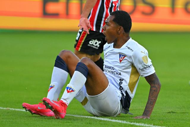 Liga de Quito's defender #29 Bryan Ramirez celebrates scoring his team's first goal during the Copa Libertadores quarterfinal first leg football match between Ecuador's Liga de Quito and Brazil's Sao Paulo at the Rodrigo Paz Delgado Stadium in Quito on September 18, 2025. (Photo by Rodrigo BUENDIA / AFP)