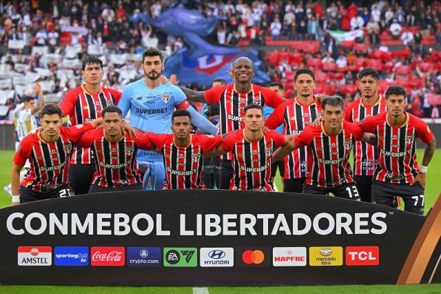 Sao Paulo's players pose for a team photo ahead of the Copa Libertadores quarterfinal first leg football match between Ecuador's Liga de Quito and Brazil's Sao Paulo at the Rodrigo Paz Delgado Stadium in Quito on September 18, 2025. (Photo by Rodrigo BUENDIA / AFP)
