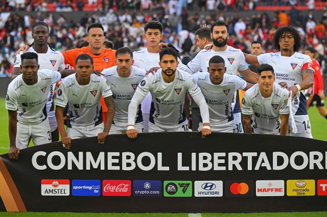 Liga de Quito's players pose for a team photo ahead of the Copa Libertadores quarterfinal first leg football match between Ecuador's Liga de Quito and Brazil's Sao Paulo at the Rodrigo Paz Delgado Stadium in Quito on September 18, 2025. (Photo by Rodrigo BUENDIA / AFP)