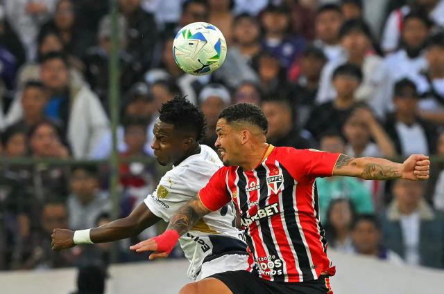 Liga de Quito's defender #33 Leonel Quinonez (L) and Sao Paulo's forward #10 Luciano (R) fight for the ball during the Copa Libertadores quarterfinal first leg football match between Ecuador's Liga de Quito and Brazil's Sao Paulo at the Rodrigo Paz Delgado Stadium in Quito on September 18, 2025. (Photo by Rodrigo BUENDIA / AFP)