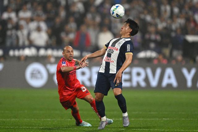 Universidad de Chile's midfielder #21 Marcelo Diaz (L) and Alianza Lima's Ecuadorean midfielder #07 Fernando Gaibor (R) fight for the ball during the Copa Sudamericana quarterfinal first leg football match between Peru's Alianza Lima and Chile's Universidad de Chile at the Alejandro Villanueva Stadium in Lima on September 18, 2025. (Photo by Ernesto BENAVIDES / AFP)