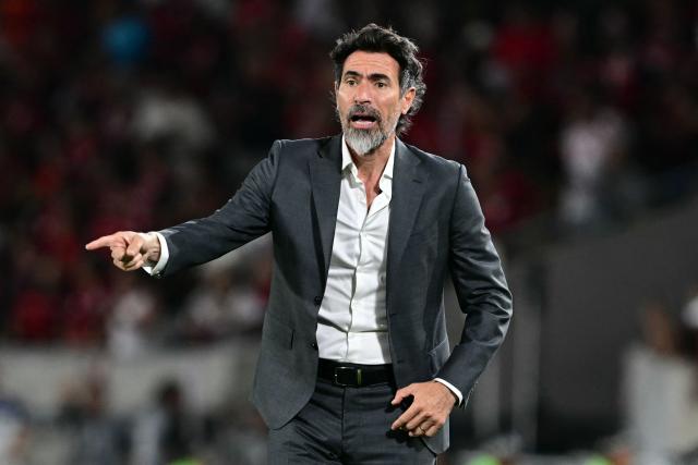 Estudiantes' head coach Eduardo Dominguez reacts during the Copa Libertadores quarterfinal first leg football match between Brazil's Flamengo and Argentina's Estudiantes de La Plata at the Maracana Stadium in Rio de Janeiro, Brazil on September 18, 2025. (Photo by Pablo PORCIUNCULA / AFP)