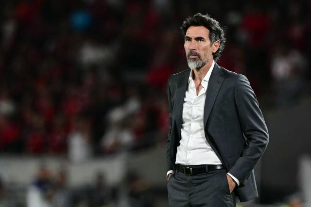 Estudiantes' head coach Eduardo Dominguez gestures during the Copa Libertadores quarterfinal first leg football match between Brazil's Flamengo and Argentina's Estudiantes de La Plata at the Maracana Stadium in Rio de Janeiro, Brazil on September 18, 2025. (Photo by Pablo PORCIUNCULA / AFP)