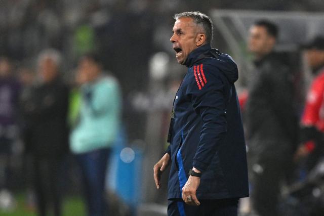 Universidad de Chile's Argentine head coach Gustavo Alvarez gestures during the Copa Sudamericana quarterfinal first leg football match between Peru's Alianza Lima and Chile's Universidad de Chile at the Alejandro Villanueva Stadium in Lima on September 18, 2025. (Photo by Ernesto BENAVIDES / AFP)