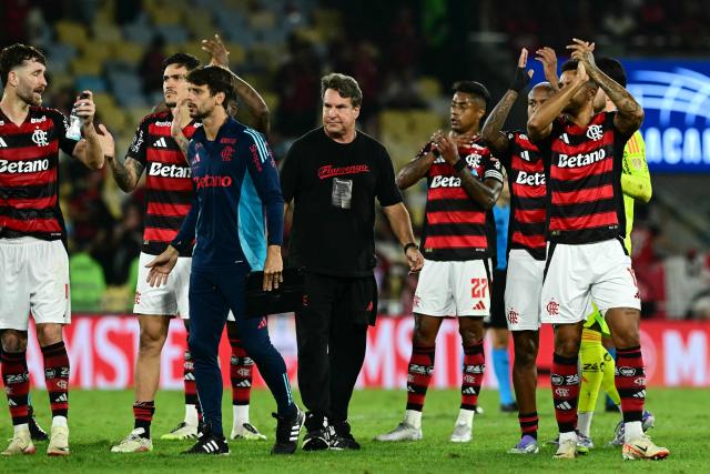 Players of Flamengo celebrate after winning the Copa Libertadores quarterfinal first leg football match between Brazil's Flamengo and Argentina's Estudiantes de La Plata at the Maracana Stadium in Rio de Janeiro, Brazil on September 18, 2025. (Photo by Pablo PORCIUNCULA / AFP)