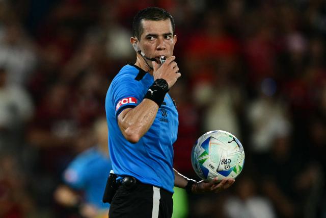 Colombian referee Andres Rojas gestures during the Copa Libertadores quarterfinal first leg football match between Brazil's Flamengo and Argentina's Estudiantes de La Plata at the Maracana Stadium in Rio de Janeiro, Brazil on September 18, 2025. (Photo by Pablo PORCIUNCULA / AFP)