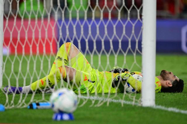 Flamengo's Argentine goalkeeper #01 Agustin Rossi gestures at the end of the Copa Libertadores quarterfinal first leg football match between Brazil's Flamengo and Argentina's Estudiantes de La Plata at the Maracana Stadium in Rio de Janeiro, Brazil on September 18, 2025. (Photo by Pablo PORCIUNCULA / AFP)