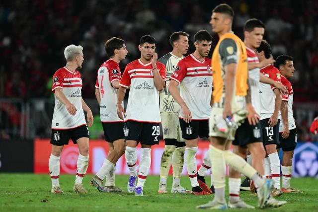 Players of Estudiantes de La Plata react after losing the Copa Libertadores quarterfinal first leg football match between Brazil's Flamengo and Argentina's Estudiantes de La Plata at the Maracana Stadium in Rio de Janeiro, Brazil on September 18, 2025. (Photo by Pablo PORCIUNCULA / AFP)