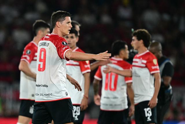 Estudiantes' forward #09 Guido Carrillo celebrates the own goal by Flamengo's defender #04 Leo Pereira during the Copa Libertadores quarterfinal first leg football match between Brazil's Flamengo and Argentina's Estudiantes de La Plata at the Maracana Stadium in Rio de Janeiro, Brazil on September 18, 2025. (Photo by Pablo PORCIUNCULA / AFP)