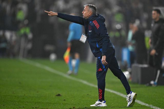 Universidad de Chile's Argentine head coach Gustavo Alvarez gestures during the Copa Sudamericana quarterfinal first leg football match between Peru's Alianza Lima and Chile's Universidad de Chile at the Alejandro Villanueva Stadium in Lima on September 18, 2025. (Photo by Ernesto BENAVIDES / AFP)
