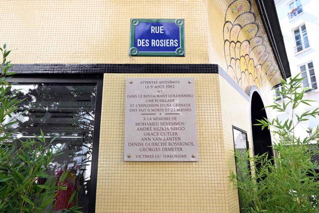 (FILES) The commemorative plaque is pictured during a ceremony marking the 40th anniversary of the so called "Rue des Rosiers" or "Chez Jo Goldenberg restaurant" attack, a bombing and shooting attack on a Jewish restaurant in Paris, on August 9, 2022. A Palestinian nicknamed Hicham Harb, born in 1955 and suspected of having supervised the commando unit responsible for the Rue des Rosiers attack, which caused six deaths in 1982 in Paris, was arrested by Palestinian authorities, the National Anti-Terrorism Prosecutor's Office (Pnat) learned on September 19, 2025. (Photo by Emmanuel DUNAND / AFP)