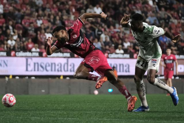 Tijuana's Spanish forward #21 Mourad El Ghezouani and Leon's Colombian defender #21 Jaine Barreiro fight for the ball during the Liga MX Apertura tournament football match between Tijuana and Leon at the Caliente Stadium in Tijuana, Baja California, Mexico on September 19, 2025. (Photo by Guillermo Arias / AFP)