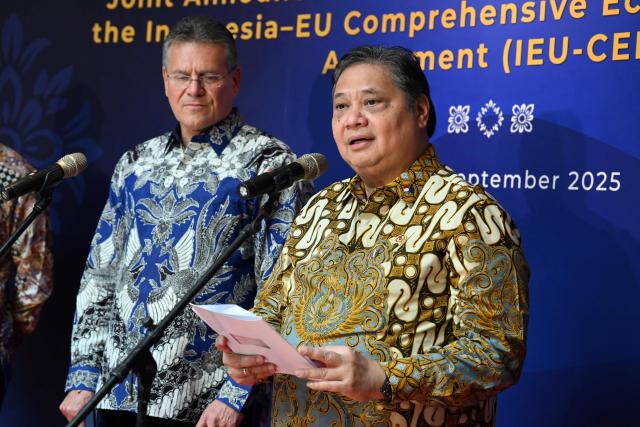 Indonesia's Coordinating Minister for Economic Affairs Airlangga Hartarto (R) speaks as EU Commissioner for Trade and Economic Security, Interinstitutional relations and Transparency Maros Sefcovic (L) listens following their signed joint announcements on the Substantial Conclusion of the Indonesia-EU Comprehensive Economic Partnership Agreement in Nusa Dua, on Indonesia resort island of Bali on September 23, 2025. The Indonesia-European Union Comprehensive Economic Partnership Agreement, signed by EU Trade Commissioner Maros Sefcovic and Indonesian Minister of Economic Affairs Airlangga Hartarto, will bring resource-rich Indonesia and the 27-member European Union into closer economic ties. (Photo by Sonny TUMBELAKA / AFP)