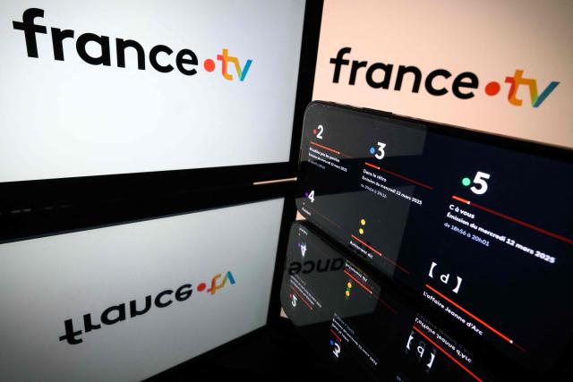 (FILES) This illustration photograph shows the logo of the French public television group "France Televisions", displayed on screens, in Toulouse on March 12, 2025. The public group France Télévisions is in "a critical financial situation that requires immediate structural reforms that have so far been postponed," warns the Court of Auditors in a report published on September 23, 2025. (Photo by Lionel BONAVENTURE / AFP)