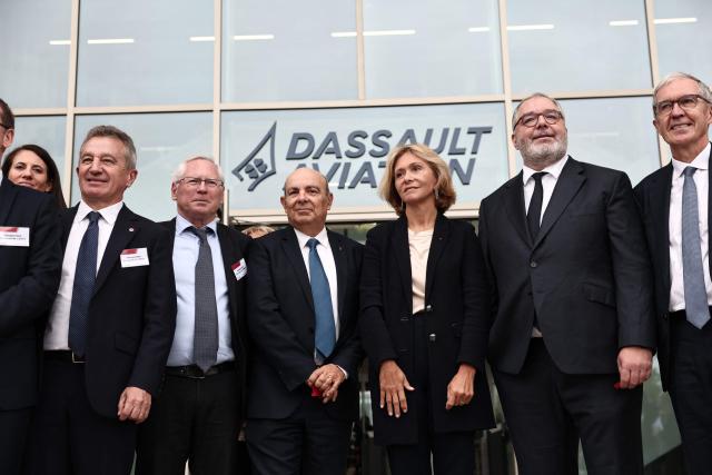 The president of the Ile-de-France region, Valerie Pecresse (3rdR) and CEO of Dassault Aviation Eric Trappier (C) take part in the inauguration of the new Dassault Aviation plant where the fuselages of Rafale fighter jets are assembled, in Cergy on September 23, 2025. (Photo by Thibaud MORITZ / AFP)