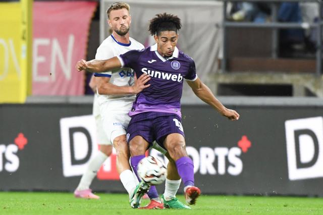 KAA Gent's Belgian defender #44 Siebe Van Der Heyden (L) vies with RSC Anderlecht's Canadian midfielder #13 Nathan-Dylan Saliba during the Belgian Pro League football match between RSC Anderlecht and KAA Gent in Anderlecht on September 23, 2025. (Photo by JILL DELSAUX / Belga / AFP) / Belgium OUT