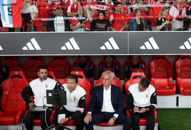 Benfica's Portuguese coach Jose Mourinho (2R) looks on prior the Portuguese League football match between SL Benfica and Rio Ave FC at the Luz stadium in Lisbon, on September 23, 2025. (Photo by PATRICIA DE MELO MOREIRA / AFP)