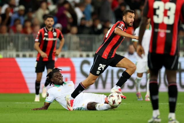 Nice's Belgian midfielder #24 Charles Vanhoutte (R) fights for the ball with Roma's French midfielder #17 Manu Kone (R)  during the UEFA Europa League 1st round day football match between OGC Nice and AS Rome at the Allianz Riviera Stadium in Nice, south-eastern France, on September 24, 2025. (Photo by Valery HACHE / AFP)