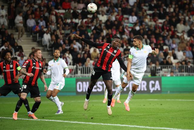 Nice' Sierra Leonean defender #28 Juma Bah (C) fights for the ball with Roma's Italian midfielder #07 Lorenzo Pellegrini (R)  during the UEFA Europa League 1st round day football match between OGC Nice and AS Rome at the Allianz Riviera Stadium in Nice, south-eastern France, on September 24, 2025. (Photo by Valery HACHE / AFP)