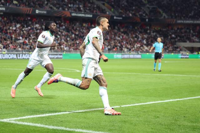 Roma's Italian defender #23 Gianluca Mancini (R) celebrates after scoring a first goal during the UEFA Europa League 1st round day football match between OGC Nice and AS Rome at the Allianz Riviera Stadium in Nice, south-eastern France, on September 24, 2025. (Photo by Valery HACHE / AFP)