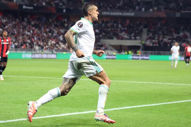 Roma's Italian defender #23 Gianluca Mancini (R) celebrates after scoring a first goal during the UEFA Europa League 1st round day football match between OGC Nice and AS Rome at the Allianz Riviera Stadium in Nice, south-eastern France, on September 24, 2025. (Photo by Valery HACHE / AFP)