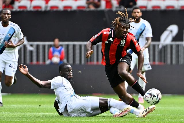 Paris FC's Senegalese defender #05 Moustapha Mbow (C) tackles Nice's Nigerian forward #09 Terem Moffi during the French L1 football match between OGC Nice and Paris FC at the Allianz Riviera Stadium in Nice, south-eastern France on September 28, 2025.  (Photo by Frederic DIDES / AFP)