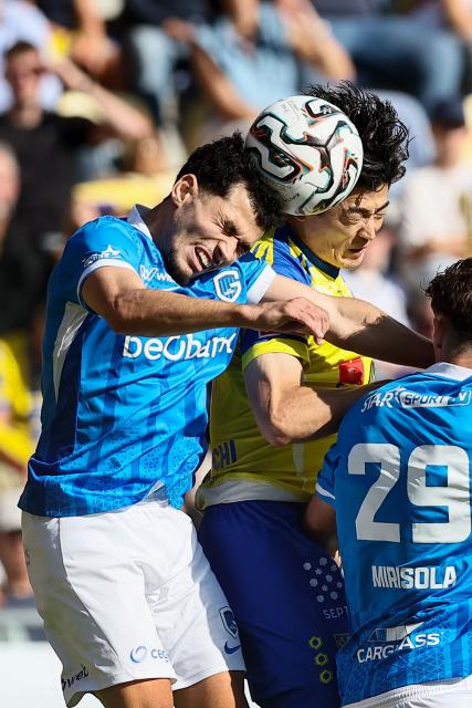 Genk's Moroccan defender #77 Zakaria El Ouahdi (L) heads the ball during the Belgian Jupiler Pro League football match between Sint-Truidense V.V. and KRC Genk in Sint-Truiden on September 28, 2025. (Photo by BRUNO FAHY / Belga / AFP) / Belgium OUT