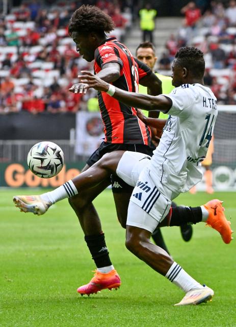 Nice' Senegalese defender #33 Antoine Mendy (L) fights for the ball with Paris FC’s Malian defender #14 Hamari Traore during the French L1 football match between OGC Nice and Paris FC at the Allianz Riviera Stadium in Nice, south-eastern France on September 28, 2025.  (Photo by Frederic DIDES / AFP)