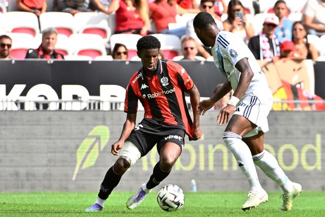 Nice's French forward #25 Mohamed-Ali Cho (L) controls the ball during the French L1 football match between OGC Nice and Paris FC at the Allianz Riviera Stadium in Nice, south-eastern France on September 28, 2025.  (Photo by Frederic DIDES / AFP)