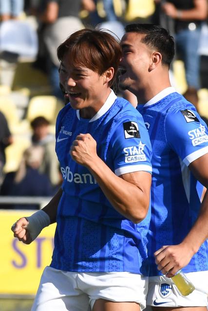 Genk's South Korean forward #09 Oh Hueon-Gyu celebrates his team's victory at the end of the Belgian Pro League football match between Sint-Truidense V.V. and KRC Genk in Sint-Truiden on September 28, 2025. (Photo by JILL DELSAUX / Belga / AFP) / Belgium OUT