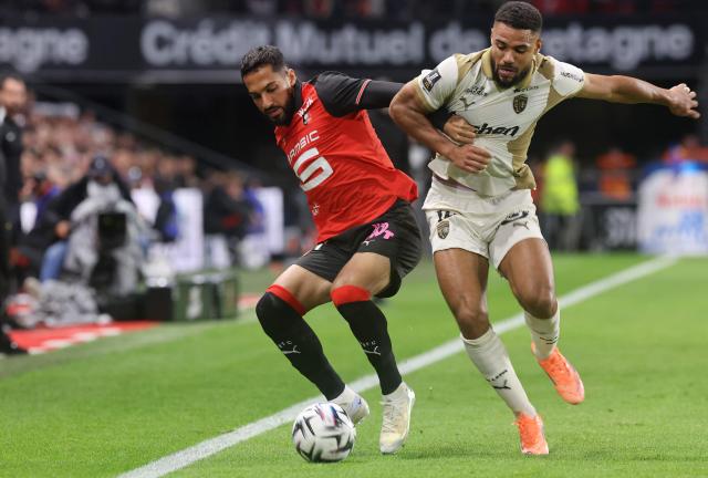 Rennes' Jordanian forward #11 Mousa Tamari (L) fights for the ball with Lens' French defender #14 Matthieu Udol during the French L1 football match between Stade Rennais FC and RC Lens at the Roazhon Park stadium in Rennes, western France, on September 28, 2025. (Photo by Fred TANNEAU / AFP)