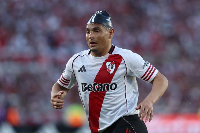 River Plate's forward #07 Maximiliano Salas gestures during the Argentine Professional Football League 2025 Clausura Tournament match between River Plate and Deportivo Riestra, at the Mas Monumental Stadium in Buenos Aires, on September 28, 2025. (Photo by ALEJANDRO PAGNI / AFP)