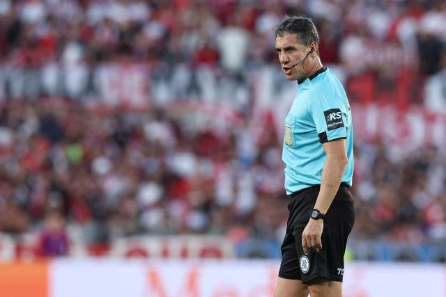 Argentine referee Pablo Echavarria gestures during the Argentine Professional Football League 2025 Clausura Tournament match between River Plate and Deportivo Riestra, at the Mas Monumental Stadium in Buenos Aires, on September 28, 2025. (Photo by ALEJANDRO PAGNI / AFP)