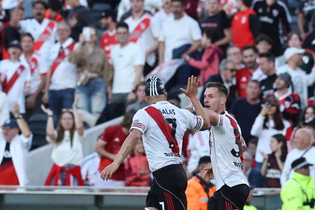 River Plate's midfielder #34 Giuliano Galoppo (R) celebrates with teammate forward #07 Maximiliano Salas after scoring the equalising goal during the Argentine Professional Football League 2025 Clausura Tournament match between River Plate and Deportivo Riestra, at the Mas Monumental Stadium in Buenos Aires, on September 28, 2025. (Photo by ALEJANDRO PAGNI / AFP)