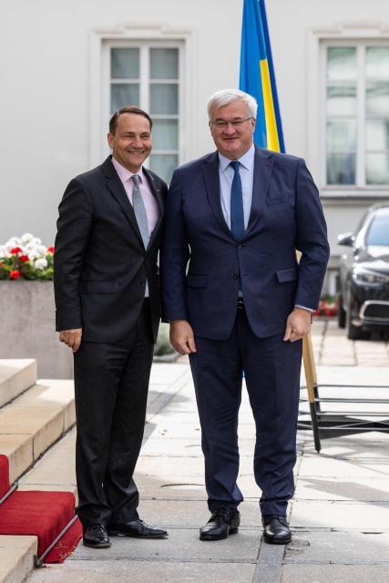Poland's Deputy Prime Minister and Foreign Affairs Minister Radoslaw Sikorski (L) welcomes Ukraine's Foreign Minister Andriy Sybiga (R) as he arrives to join Germany's Foreign Affairs Minister and France's Minister for Europe and Foreign Affairs in a so-called Weimar Triangle formula, in Warsaw, on September 29, 2025. (Photo by Wojtek RADWANSKI / AFP)