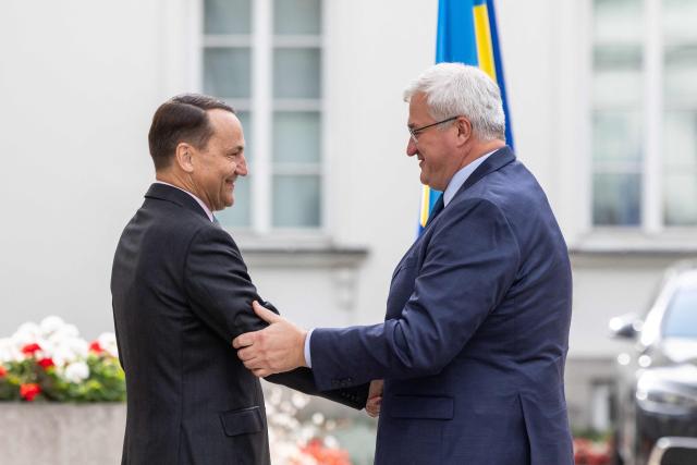 Poland's Deputy Prime Minister and Foreign Affairs Minister Radoslaw Sikorski (L) welcomes Ukraine's Foreign Minister Andriy Sybiga (R) as he arrives to join Germany's Foreign Affairs Minister and France's Minister for Europe and Foreign Affairs in a so-called Weimar Triangle formula, in Warsaw, on September 29, 2025. (Photo by Wojtek RADWANSKI / AFP)