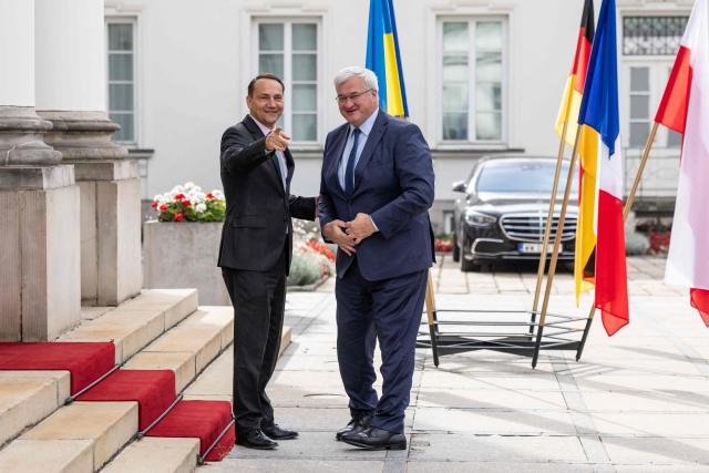 Poland's Deputy Prime Minister and Foreign Affairs Minister Radoslaw Sikorski (L) welcomes Ukraine's Foreign Minister Andriy Sybiga (R) as he arrives to join Germany's Foreign Affairs Minister and France's Minister for Europe and Foreign Affairs in a so-called Weimar Triangle formula, in Warsaw, on September 29, 2025. (Photo by Wojtek RADWANSKI / AFP)