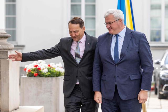 Poland's Deputy Prime Minister and Foreign Affairs Minister Radoslaw Sikorski (L) welcomes Ukraine's Foreign Minister Andriy Sybiga (R) as he arrives to join Germany's Foreign Affairs Minister and France's Minister for Europe and Foreign Affairs in a so-called Weimar Triangle formula, in Warsaw, on September 29, 2025. (Photo by Wojtek RADWANSKI / AFP)