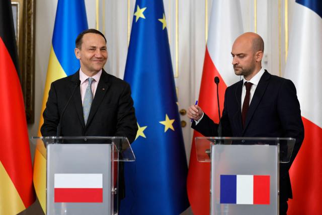 French Foreign Minister Jean-Noel Barrot (R) looks on next to Polish Foreign Minister Radoslaw Sikorski during a joint press conference on a meeting of the so-called Weimar Triangle of France, Germany and Poland and Ukraine's Foreign Minister in Warsaw, on September 29, 2025. (Photo by Wojtek RADWANSKI / AFP)