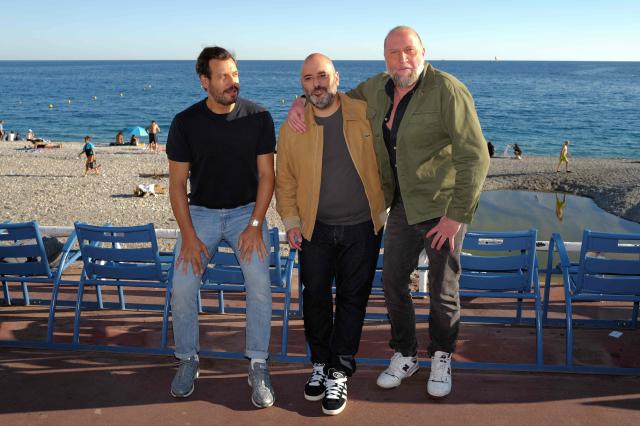 (LtoR) French actors Laurent Lafitte and Jerome Commandeurand Belgian actor François Damiens pose during a photocall for the movie "T'as pas changé" as part of Cineroman film festival, on the "Promenade des anglais" in Nice, on September 29, 2025. (Photo by Valery HACHE / AFP)