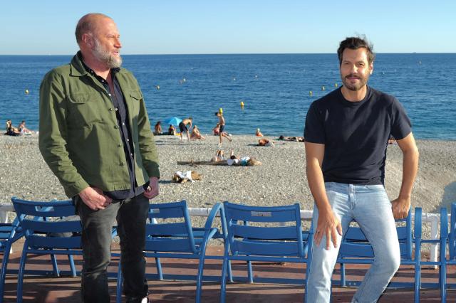 French actor Laurent Lafitte (R) and Belgian actor François Damiens pose during a photocall for the movie "T'as pas changé" as part of Cineroman film festival, on the "Promenade des anglais" in Nice, on September 29, 2025. (Photo by Valery HACHE / AFP)