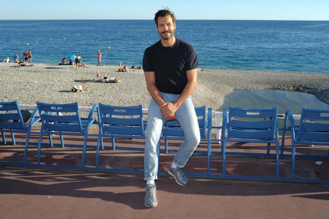 French actor Laurent Lafitte poses during a photocall for the movie "T'as pas changé" as part of Cineroman film festival, on the "Promenade des anglais" in Nice, on September 29, 2025. (Photo by Valery HACHE / AFP)