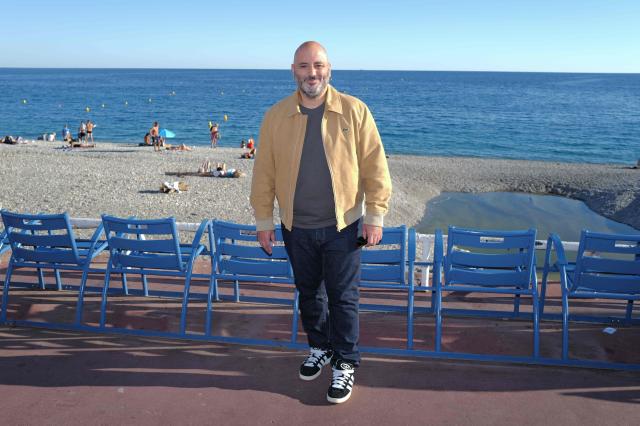 French actor Jerome Commandeur poses during a photocall for the "T'as pas changé" film as part of Cineroman film festival, on the "Promenade des anglais" on the French Riviera city of Nice, on September 29, 2025. The Cineroman film festival takes place September 29, 2025 until October 4, 2025. (Photo by Valery HACHE / AFP)