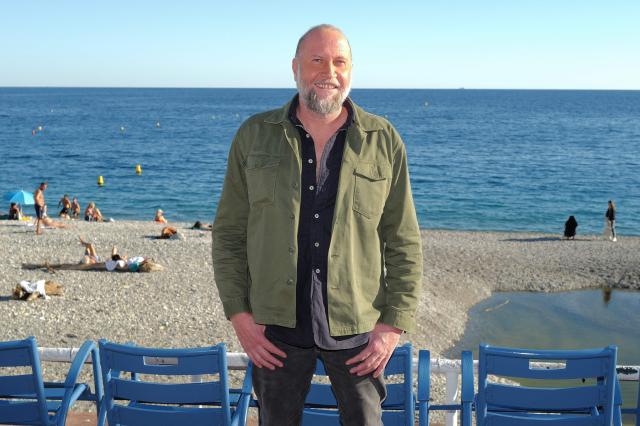 Belgian actor François Damiens poses during a photocall for the movie "T'as pas changé" as part of Cineroman film festival, on the "Promenade des anglais" in Nice, on September 29, 2025. (Photo by Valery HACHE / AFP)